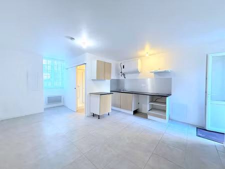 location appartement 1 pièce 23.4 m² à montguyon (17270)  380 €