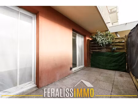 lumineux studio au pied du rer !