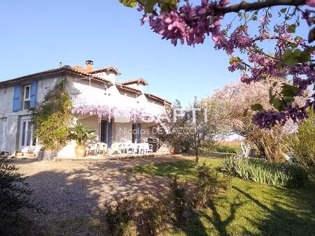 ferme rénové 170 m2 avec piscine et jardin et vu dégagée.
