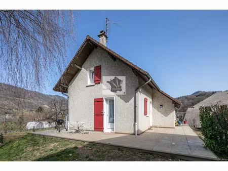 maison individuelle avec terrasse et cave sur terrain plat e