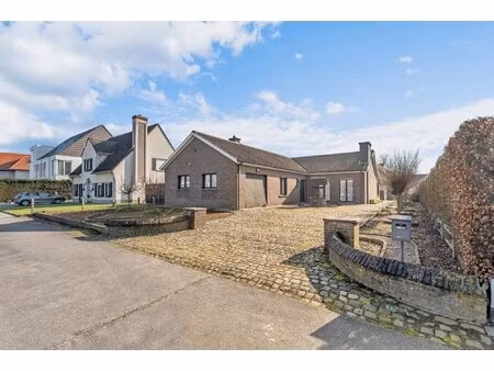 ruime bungalow met 3 slaapkamers op perceel van 907 m²