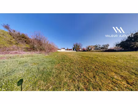 un terrain d'envergure au coeur de la ville.