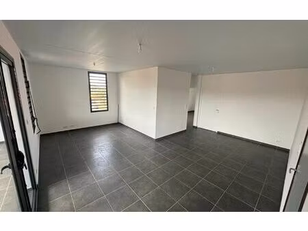 location appartement  74.39 m² t-3 à cayenne  1 210 €