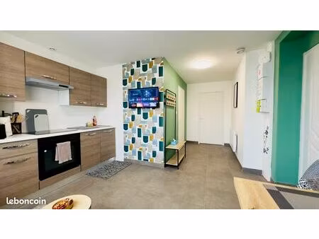 ? t2 meublé avec entrée privative – immeuble refait à neuf – réminiac centre