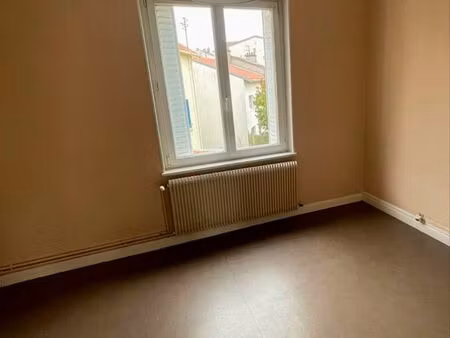 a louer appartement 1er étage dans petit immeuble
