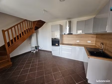 a louer - t2 centre village de corbelin