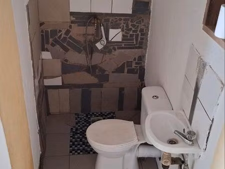 un studio à louer 350 le moi et 150 cautison