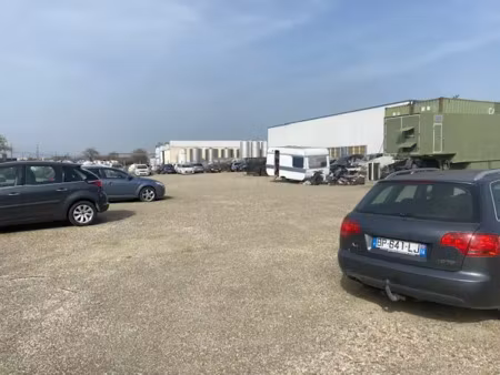 st priest : a louer terrain 3.000 m2 – stockage vehic. ou materiaux