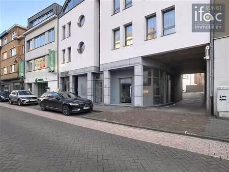 rez-de-chaussée commercial avec parking.