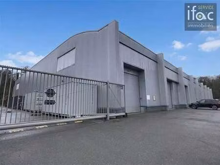 entrepôt spacieux avec espace de bureau aménagé