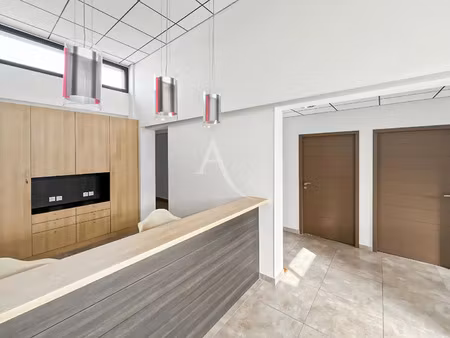 vente bureaux et commerces à challans (85300) : à vendre / 155m² challans