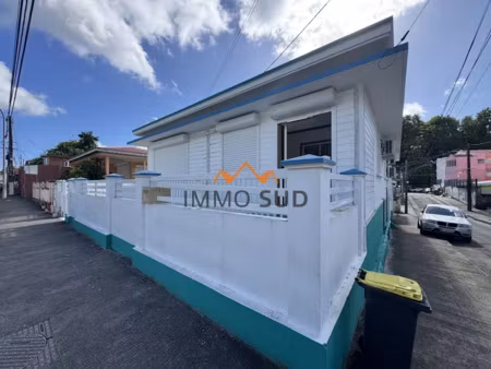 location locaux professionnels 130 m² à les abymes (97139)  3 600 €