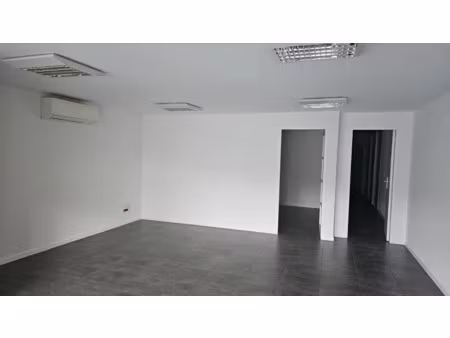 location locaux professionnels 77 m² à ajaccio (20000)  1 100 €