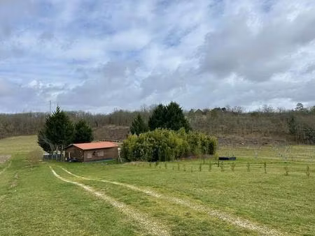 charmant chalet en bois  situé au calme sur un terrain de 3 200 m²  à la frontière du lot.