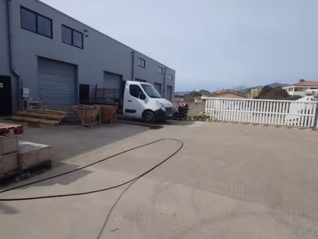 location locaux professionnels 320 m² à afa (20167)  4 770 €