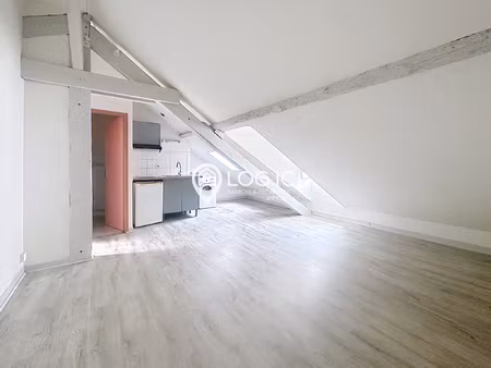 à louer charmant t2 sous combles en plein centre-ville de