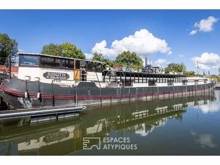 péniche aménagée et meublée avec grande terrasse