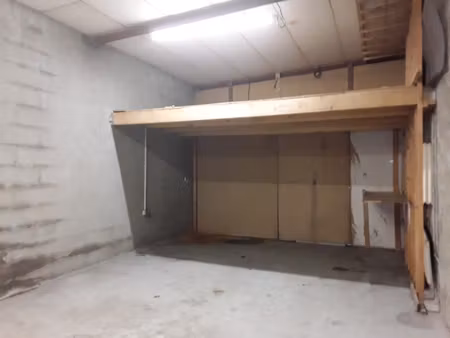 garage 82m² - a louer