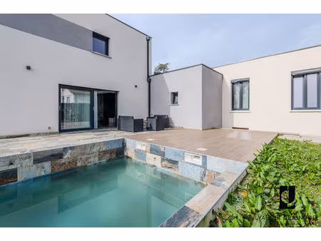 maison récente toit plat de 139.90 m2 sur un terrain de 1000m2 - roanne - piscine et terra