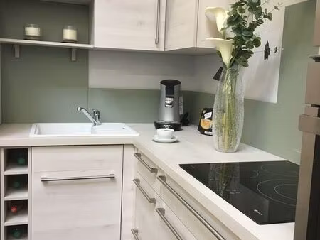 f2 lumineux avec petit jardin