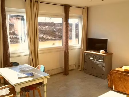 saint-raphaël centre ville : location annuelle grand studio meublé et climatisé récent 32m