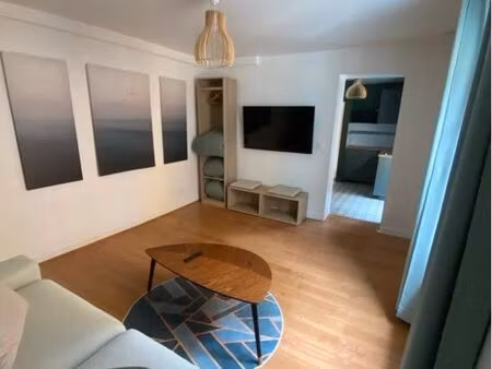 locationmeublée à l’année jardin commun vue mer