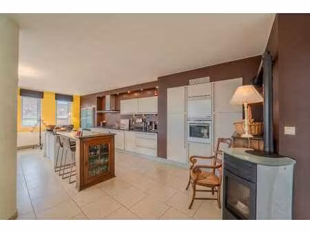 à vendre lumineux et spacieux appart 3ch + terrasse et cave