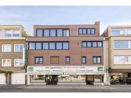 propriété commerciale exceptionnelle avec entrepôt spacieux