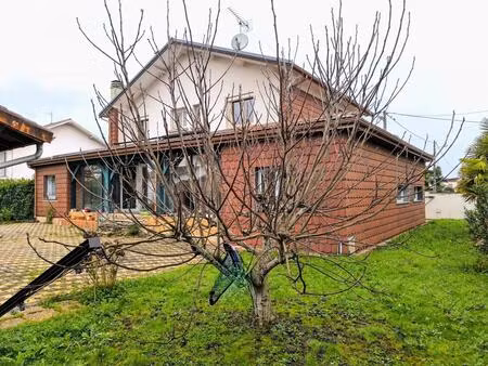 maison de 8 pièces de 158 m² à tarbes