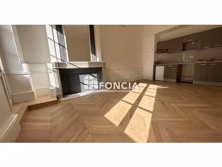 coeur du centre historique-immeuble ancien-appartement plein sud- prestations anciennes- b