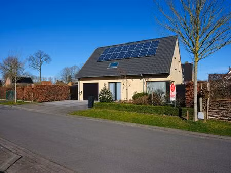 huis met 4 slaapkamers op een rustige locatie in oostkamp