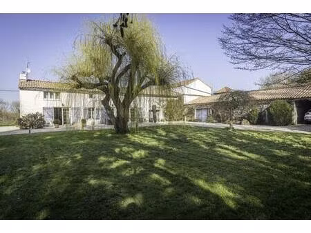 secteur prahecq belle propriété de 154 m² environ avec dépendances et 1 gite de 34 m²