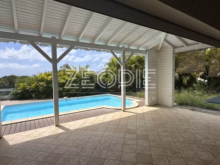 villa 3 chambres de 110m² environ sur un terrain de 750m² avec piscine