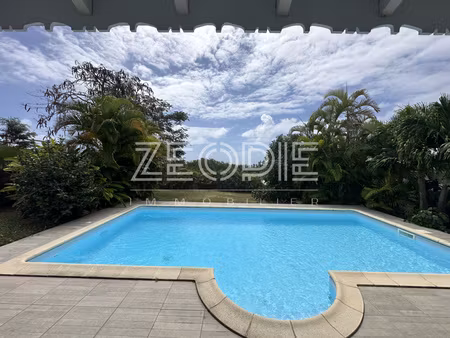 villa 4 chambres de 135m² environ sur un terrain de 1100 m² avec piscine.