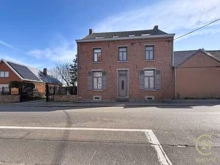 maison spacieuse avec jardin et garage