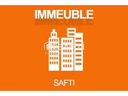 immeuble en plein centre de gorron   composé d'un local commercial : 83 m² au rez de chaus