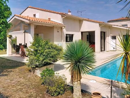 maison familiale avec jardin et piscine