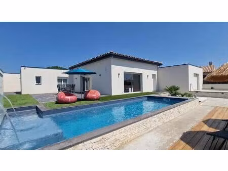 villa contemporaine plain pied 156m² sur terrain paysagé avec piscine et grand garage