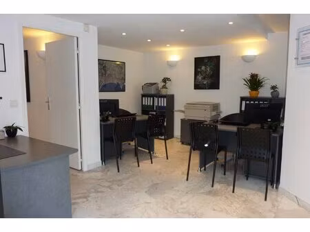 cannes carlton - local professionnel d'angle avec 5 vitrines actuellement à usage bureaux.