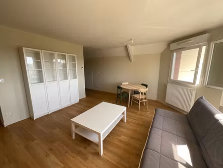 a louer - avenue d'orléans - studio avec prêt de meubles de