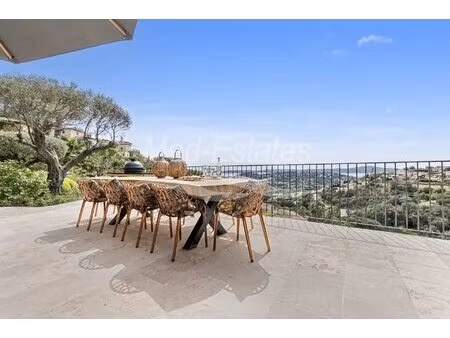 splendide villa sur le terrain du golf offrant une vue mer imprenable