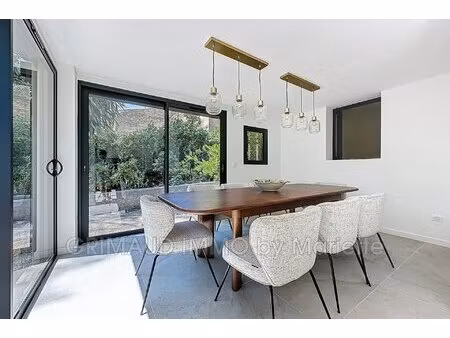 maison rénovée avec goût  jardin verdoyant  dans une résidence