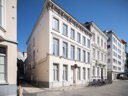 indrukwekkend stadspaleis met imposant woonvolume  zwembad en parkeermogelijkheden