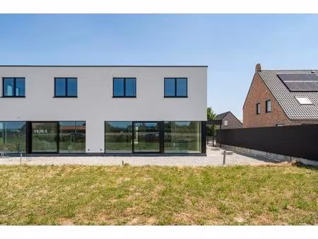 exclusieve nieuwbouw drie-gevelvilla afgewerkt in duurzame materialen  3-4 slaapkamers met