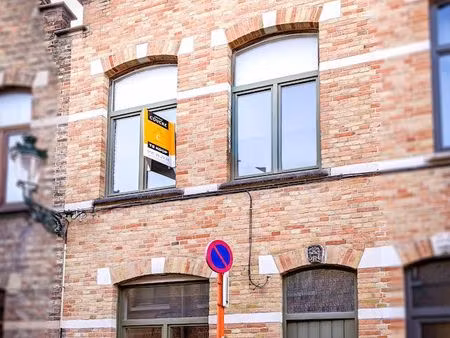 instapklare trapgevelwoning met zonnig terrastuintje en grote berging  centrum  rustige st