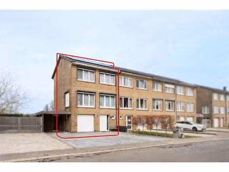 gerenoveerde bel-etage woning met garage in rustige woonwijk.