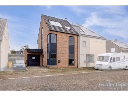 zeer ruime instapklare half open woning