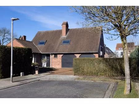 alleenstaande woning gelegen in doodlopende straat.