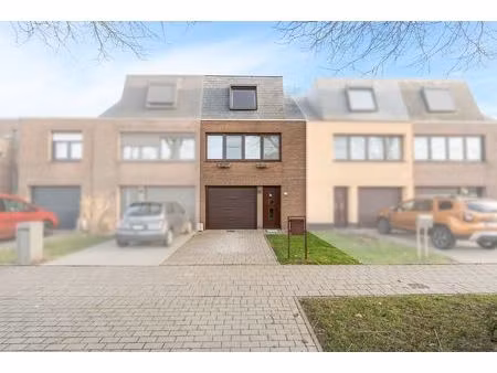 woning met 2 ruime slaapkamers  een garage en tuin