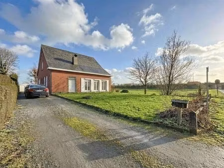 open bebouwing met 4 slaapkamers met prachtig weids uitzicht en mogelijkheid tot gelijkvlo